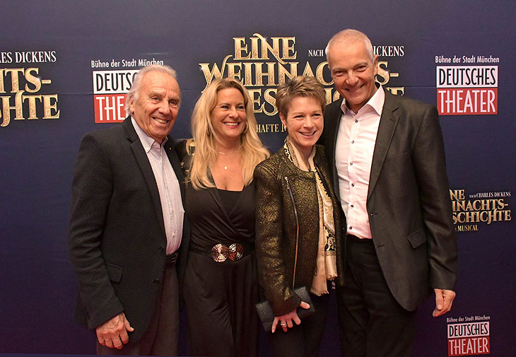 Günther Steinberg (l.) mit Silja Steinberg sowie Hofbräu Chef Dr. Michael Möller mit Frau Irmgard re.) auf dem Roten Teppich vor der Premiere des Musicals "Eine Weihnachtsgeschichte" am 27.11.2024 im Deutschen Theater (©Foto: Ingrid Grossmann) 